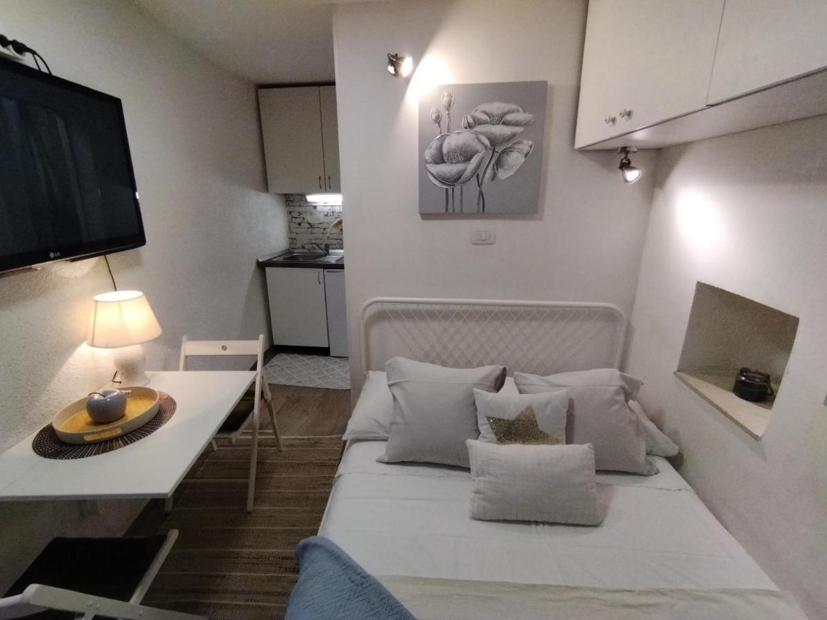 Tiny Studio In City Center Stone House สปลิท ภายนอก รูปภาพ