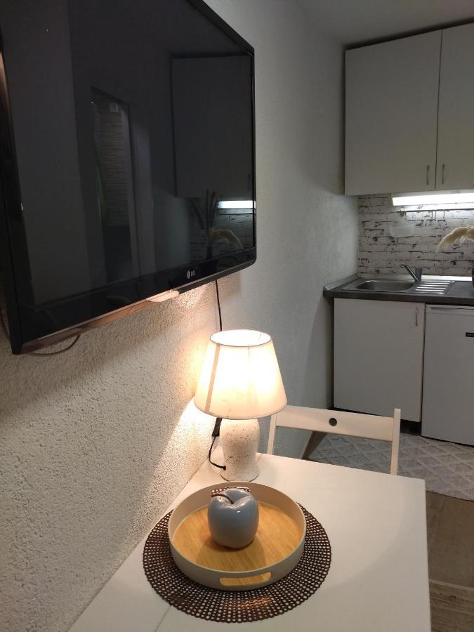 Tiny Studio In City Center Stone House สปลิท ภายนอก รูปภาพ