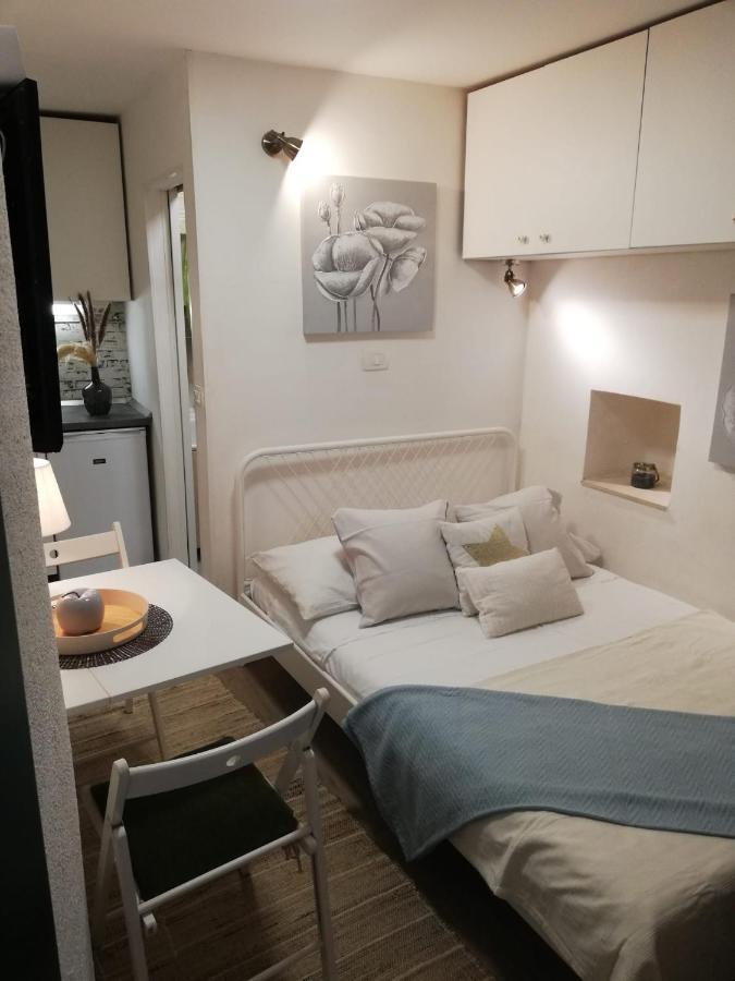 Tiny Studio In City Center Stone House สปลิท ภายนอก รูปภาพ
