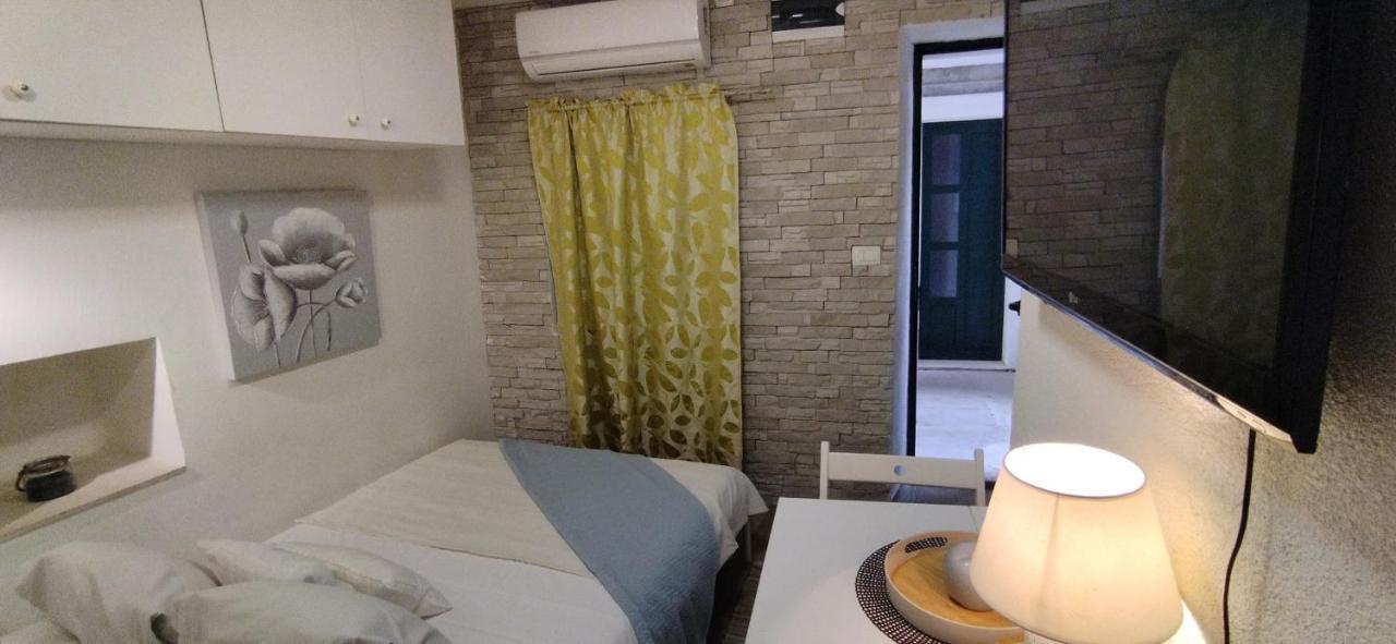 Tiny Studio In City Center Stone House สปลิท ภายนอก รูปภาพ